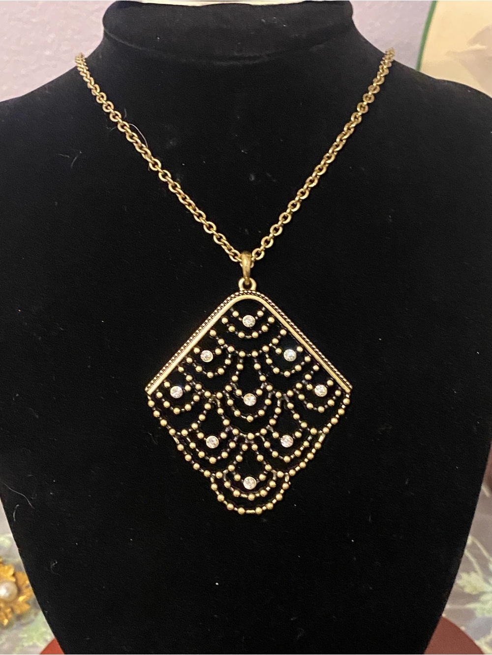 Vintage NOS mark. by Avon Gold Black Mesh Scallop Rhinestone Pendant Necklace - Picture 2 of 13